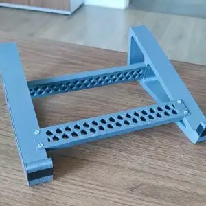 Durable laptop stand allowing unrestricted airflow