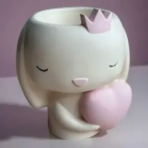 Vaso Cachepot em formato de coelho com coração