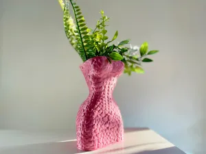 A DRESS FULL OF HEARTS PLANTER/NO SUPPORT/NO RAFTS
