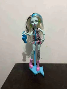 MONSTER HIGH FRANKIE STAND