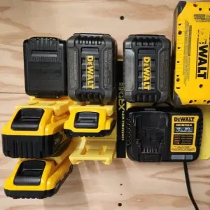 Organizador para cargadores y baterias Dewalt