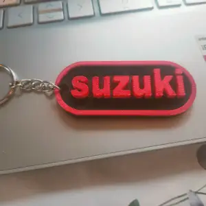 кольоровий брелок suzuki