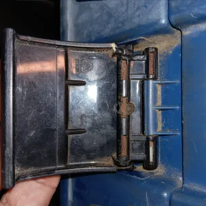 rubbermaid latch