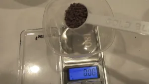 Measuring cup for freeze-dried instant coffee