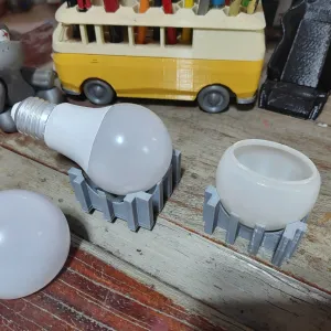 Recycle Lamp into a Planter / holder - Reciclado de lamparas