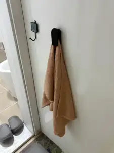 Auto locking Hanger