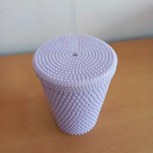 Vaso Piramidal 3D – STL con Tapa y Sorbete (500 ml)