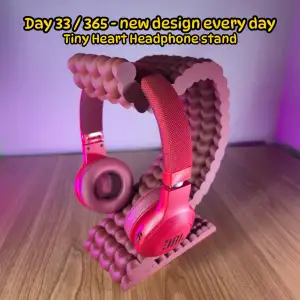 Heart Headphone Stand – Headphone Holder Made of Tiny Hearts