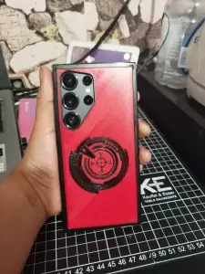 S25 Ultra Case con logotipo futurista