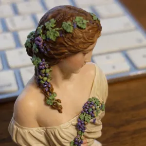Winevine lady inspirated statue for decoration