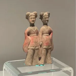北魏彩绘陶牵手女俑
