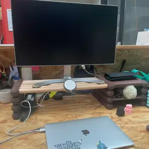 Modular screen shelf