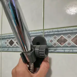 Shower head holder with adjusting wheel