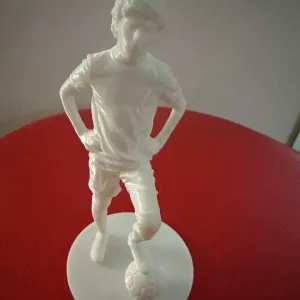 Statuina di Maradona con palla