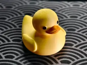 可以浮在水上的小黄鸭，底部做了配重，漂浮平稳