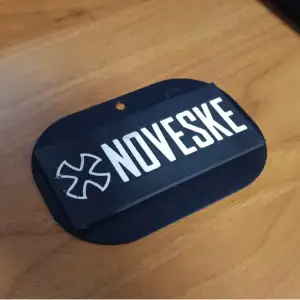 NOVESKE TAG KEYCHAIN