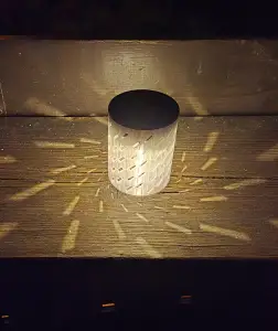 Einfache Solar LED Tischlampe mit Spiral Lichtpunkten