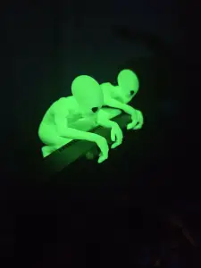 Crouching Alien - Monitor buddy