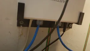 Staffa per Router e Modem Fastweb
