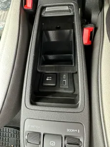 fiat500e-Ablage-Mittelkonsole vorne