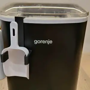 Icecubes scoop holder (no glue attachment)