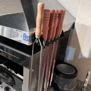 Suporte para espetos de churrasco