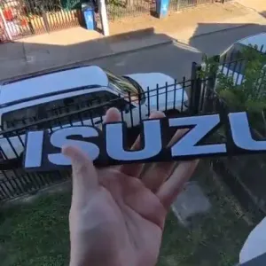Logo Isuzu - Emblema de Letras para Parrilla o Portón