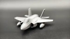 F-35“闪电II”联合攻击战斗机,单发、隐身外形、外倾双垂尾、机翼前缘后掠角等设计