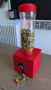 Distributore di M&M's e Caramelle con bottiglia di Coca Cola