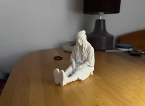 Billie Eilish – Sitting Beanie Style Figurine