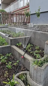 Garden sprinkler with flow control