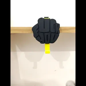 MIDDLE FINGER KEYHOLDER