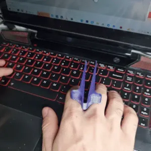 FINGER TWEEZER CAT PAW