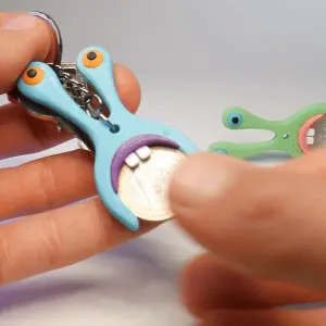 AN AMOEBA-SHAPED KEYCHAIN, SUITABLE FOR 1 AND 2 EURO COINS