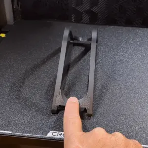 Laptop stand - vertical and auto-clamping