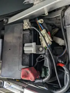 Battery fixing plate for Aprilia RSV / Tuono