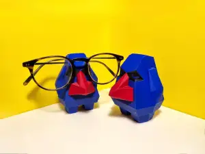 Nosepass slot for glasses