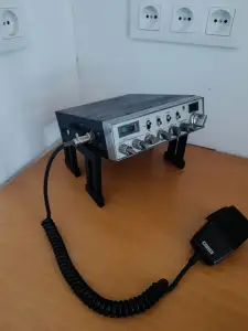 Soporte para emisora de radioaficionado