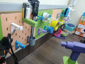 一种可以贴在办公桌挡板上的洞洞板