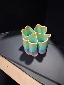 Rotating heart-clover pencil holder