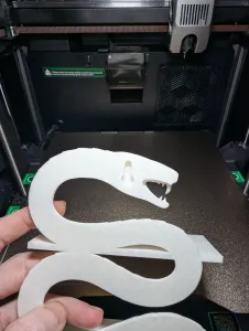 Support-Free Snake Shelf With Wall Hanging Keyhole