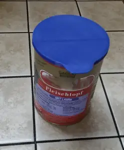 The lid for canned food is 400 grams.