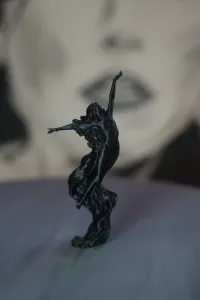 statue
