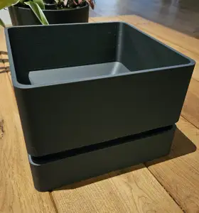 Plant pot with water resevoir