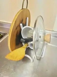 Stand for kitchen utensils while cooking