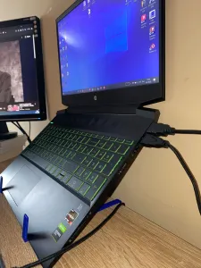 Straight laptop holder