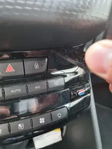 Cellphone clip for Peugeot 208