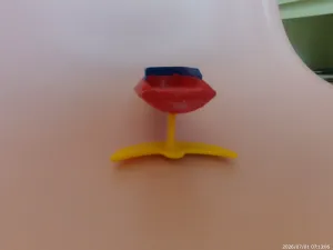 barco que coge olas