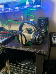 Headphone to Speaker Conversion Stand