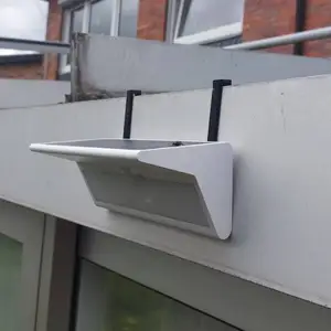 Wandfreie Solarleuchten-Halterung für Überdachungen